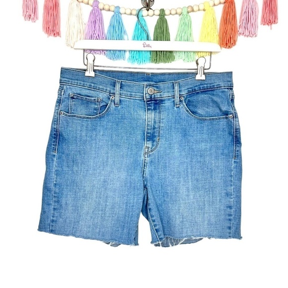 Levi Strauss & Co Distressed Cut Off Light Wash Denim Women's Jean Shorts Sz 12 - Picture 1 of 16